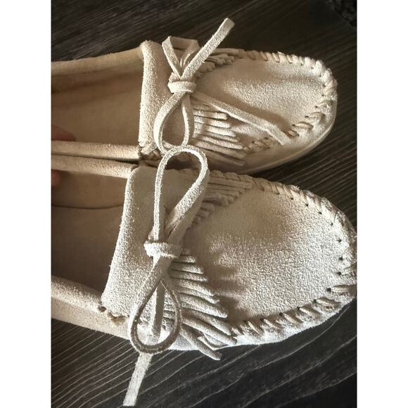 NWOT Minnetonka Women's Kilty Hardsole in Stone Sz. 11 - Picture 4 of 8